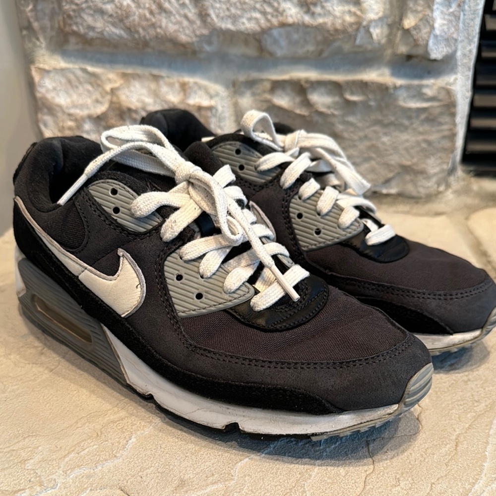 Nike Men's 9 Air Max 90 Shoes